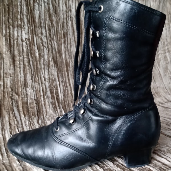 Black 60s boots 70s lace up boots granny boots Victorian boots low heel boots gothic boots witchy boots black leather boots EU39 UK6 US8