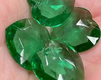 4 dijes vintage de corazón verde de cristal facetado