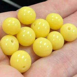 10 Vintage Yellow Buttercream Japan Round Glass Beads