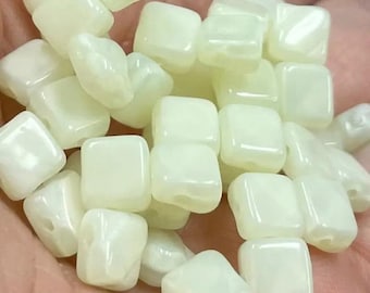 40 gelbe Jonquil-Glasperlen aus tschechischem Seidenopal mit zwei Löchern