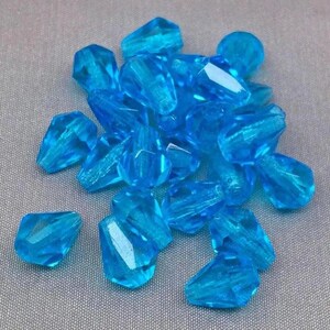 25 cuentas de vidrio facetadas checas en forma de lágrima, color azul aguamarina vintage