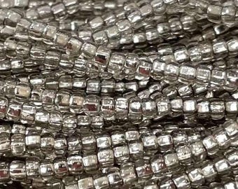 1 madeja de cuentas de semillas de cristal checo con revestimiento de plata clara y diamante negro