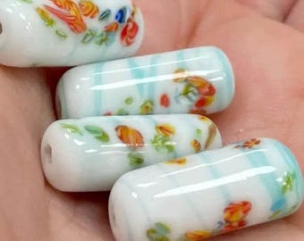 4 vintage japanska vita aquarandiga blommiga Millefiori-rörpärlor i glas #9379