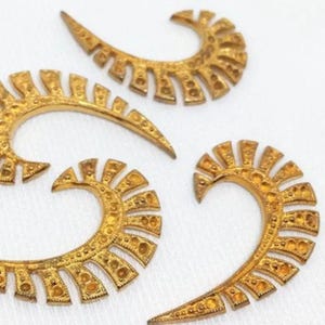 4 Vintage Brass Feather Abstract Stone Settings