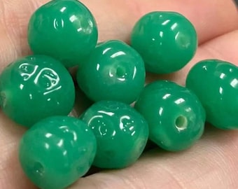 8 cuentas de vidrio vintage de jadeíta verde con hoyuelos de la marca cereza japonesa