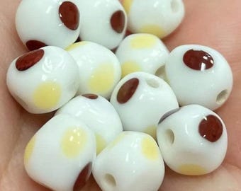 12 cuentas de vidrio vintage japonesas blancas, marrones y amarillas con puntos