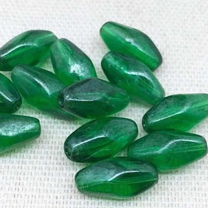 12 perles de verre vintage vert lustré allemand