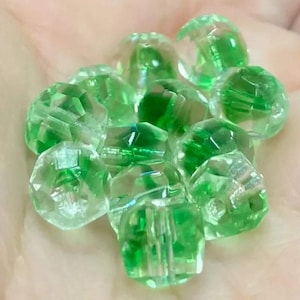 12 vintage groene heldere Duitse glaskralen van Givre