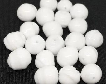 20 perles vintage en verre baroque blanc du Japon