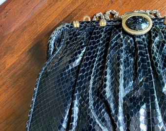 Bolso de piel de serpiente sintética negra de los años 90 con detalles dorados