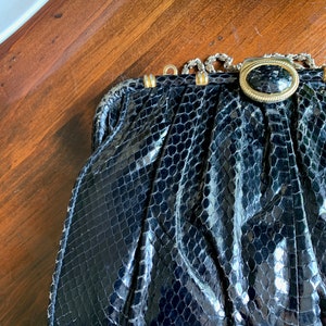 Bolso de piel de serpiente sintética negra de los años 90 con detalles dorados