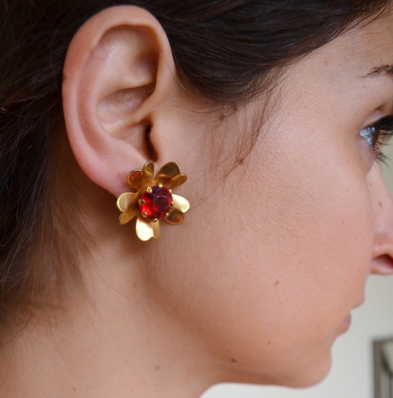 1960's Gold Screwback Flower Earrings - image 1