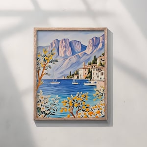 Póster Serenity of the Garda Lake: majestuosas montañas y pequeñas embarcaciones, decoración de pared italiana, póster de decoración del hogar con descarga digital