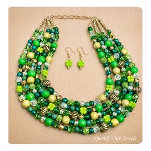 Può includere: Un set di tre tazze in ceramica con finitura opaca e macchiettata. Le tazze sono nei toni del crema, grigio chiaro e grigio scuro. Ogni tazza ha un design semplice e minimalista.