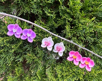 Pendientes de orquídea, pendientes de arcilla polimérica, pendientes de flores, regalo para ella, joyas de primavera, pendientes colgantes