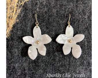 White Flower Earrings, flower earrings, white earrings, spring jewelry, resin earrings, dangle earrings, earrings of the day, gift for her