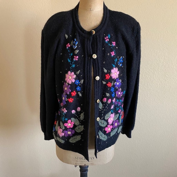 cardigan wool sweater w/ floral embroidery