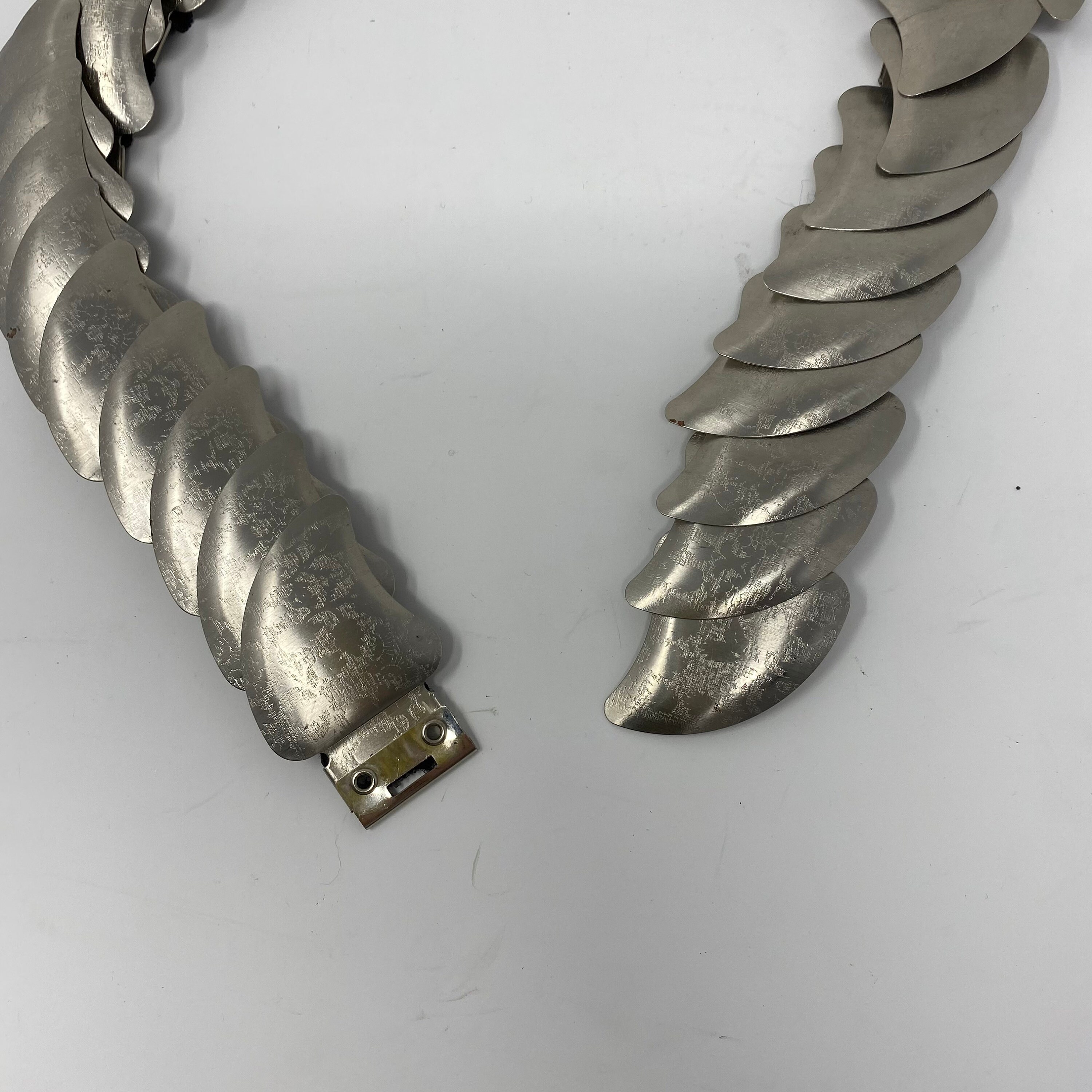 Unbranded Silver Metal Scalloped Stretch Belt 24 display picture 3