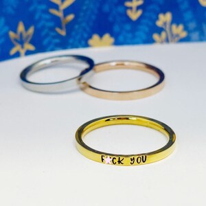 F woord ring, scheldring, godslastering ring, fuk je ring, vloeken sieraden, grappig cadeau, vrijgezellenfeest cadeau, onbeleefde ring, metalen gestempelde ring