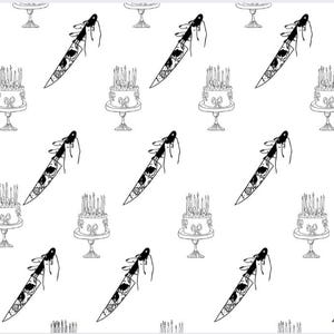 Puede incluir: Patrón repetido de ilustraciones en blanco y negro. El diseño presenta un pastel sobre un pedestal, un cuchillo decorativo y una fuente para pasteles. El pastel tiene muchas velas. El cuchillo tiene un diseño de calavera en la hoja.