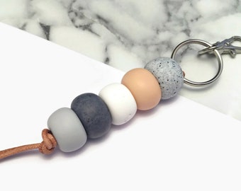 Sleutelhanger kralen perzik/grijs (tas hanger, kralen van klei, minimalistische accessoires, zalmkleurige sleutelhanger, grote kralen grijs)