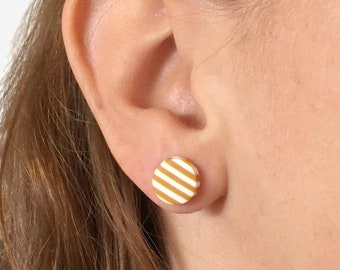 Gestreepte gele oorstekers (okergeel, geel wit gestreepte oorbellen, okergele oorbellen, mosterdgeel, klei sieraden, oker, minimalistisch)