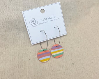 Rvs wire hoops | round clay charm with stripes | rainbow striped clay earrings | spring collection | stainless steel hoops | Zebranas