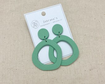 Round donut clay statement earrings in EMERALD GREEN | spring collection 2024 | with stainless steel (stainless steel) stud earrings | Zebranas