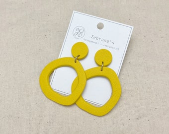 Round donut clay statement earrings in HONEY YELLOW | spring collection 2024 | with stainless steel (stainless steel) stud earrings | Zebranas