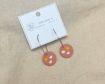 Stainless steel wire hoops | round terrazzo clay charm | DUSTY PINK confetti clay earrings | spring collection | stainless steel hoops | Zebranas