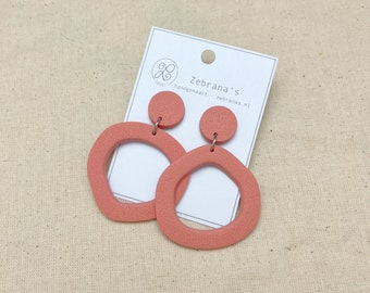 Round donut clay statement earrings in DUSTY PINK | spring collection 2024 | with stainless steel (stainless steel) stud earrings | Zebranas