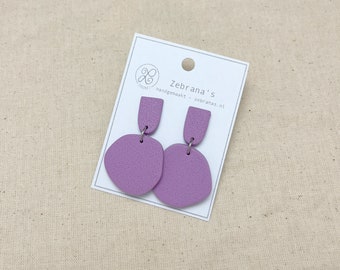 Organic round clay statement earrings in LAVENDER PURPLE | spring collection 2024 | with stainless steel (rvs) stud earrings | Zebranas