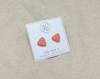 Triangle clay stud earrings in CORAL PINK | spring collection 2024 | with stainless steel (stainless steel) stud earrings | Zebranas