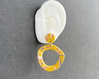 Round donut clay statement earrings | HONEY yellow marbled earrings | spring collection '24 | stainless steel (rvs) stud earrings | Zebranas