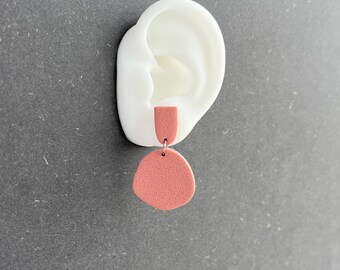 Organic round clay statement earrings in DUSTY PINK | spring collection 2024 | with stainless steel (rvs) stud earrings | Zebranas