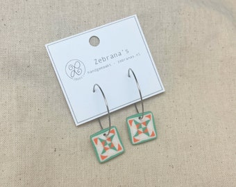 Cerceaux en fil d'acier inoxydable | avec charme d'argile de tuile carrée | Boucles d’oreilles en argile polymère VERT ÉMERAUDE | collection printemps 24 | cerceaux en acier inoxydable | Zébranes