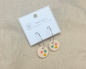 Stainless steel wire hoops | round terrazzo clay charm | BLOSSOM PINK confetti clay earrings | spring collection | stainless steel hoops | Zebranas