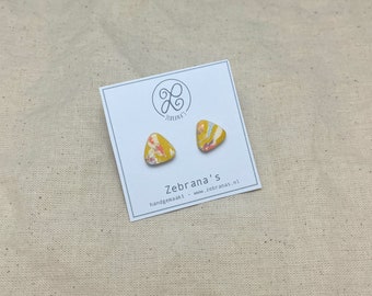 Marbled triangle clay stud earrings in HONEY YELLOW | spring collection 2024 | with stainless steel (stainless steel) stud earrings | Zebranas