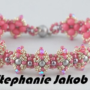 Könnte beinhalten: Ein rosafarbenes und goldenes Perlenarmband mit einem silbernen Verschluss. Das Armband hat ein sich wiederholendes Muster aus rosa und goldenen Perlen, wobei einige silberne Perlen dazwischen verteilt sind. Das Armband wurde von Stephanie Jakob 2017 hergestellt.