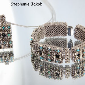 Könnte beinhalten: Ein silbernes Armband und eine Halskette mit Perlen, türkisfarbenen und schwarzen Akzenten. Das Armband hat einen silbernen Verschluss. Der Anhänger ist rechteckig und hat ein geometrisches Design.