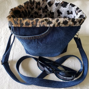 Petit sac à main en denim, sac à bandoulière/sac à bandoulière en jean recyclé, lavable, respectueux de l'environnement, sac cousu main, fermeture à bouton-pression, doublure guépard, poches