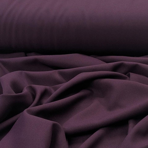 Aubergine gabardine tropicale 62 po. de large 100 % polyester vendue par mètre, livraison « rush » gratuite d'échantillons disponible.