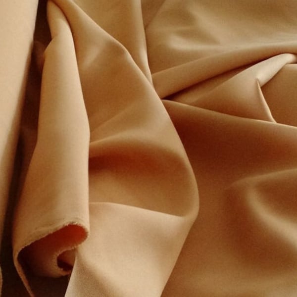 Gabardine tropicale dorée de 60 à 62 po. de large, 100 % polyester par mètre Échantillon gratuit et livraison « urgente » disponible.