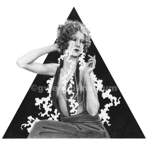 Peut inclure: Un dessin en noir et blanc d'une femme en robe avec un collier de perles. Elle pleure et ses larmes forment une forme nuageuse autour d'elle. Le dessin est sur un fond de triangle noir.