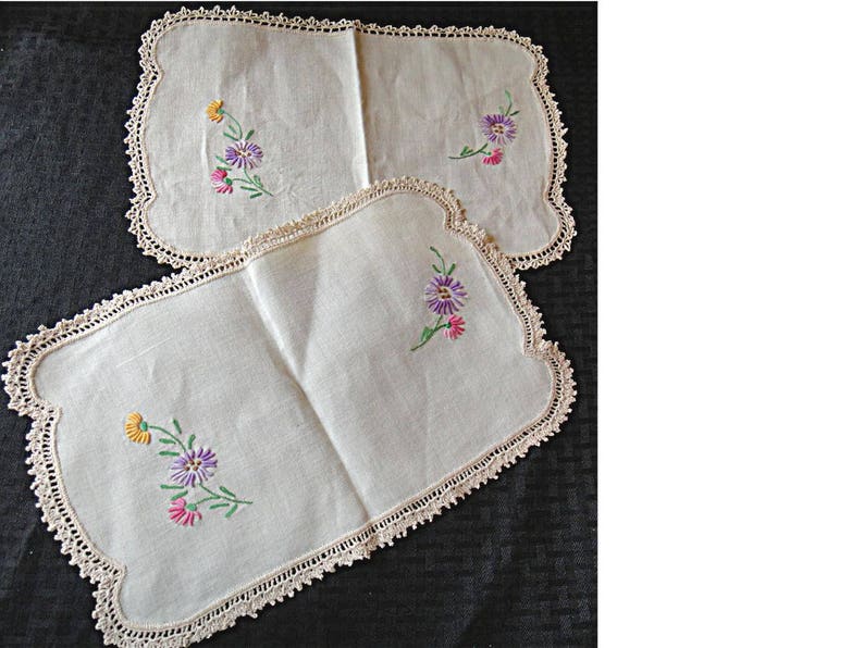 Terrific Pair Of Vintage Dresser Scarves Embroidered Doilies Etsy