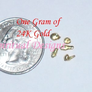 K&ouml;nnte beinhalten: Ein Gramm 24 Karat Goldnuggets, neben einem US-amerikanischen Viertel-Dollar zur Gr&ouml;&szlig;envergleich. Spiritual Designs.