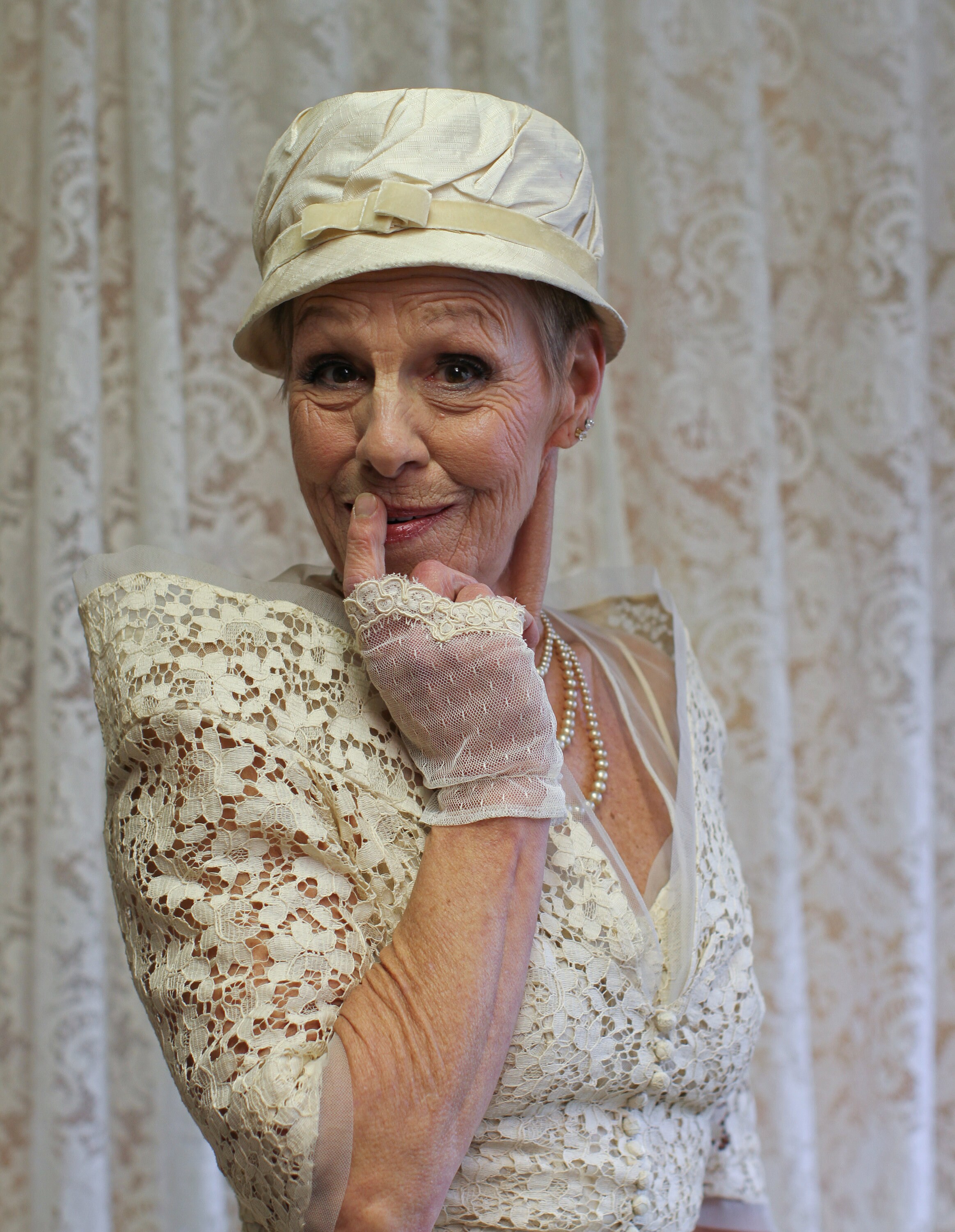 Vintage 1960s Bucket Dress Hat in Ivory With Velvet Ribbon 