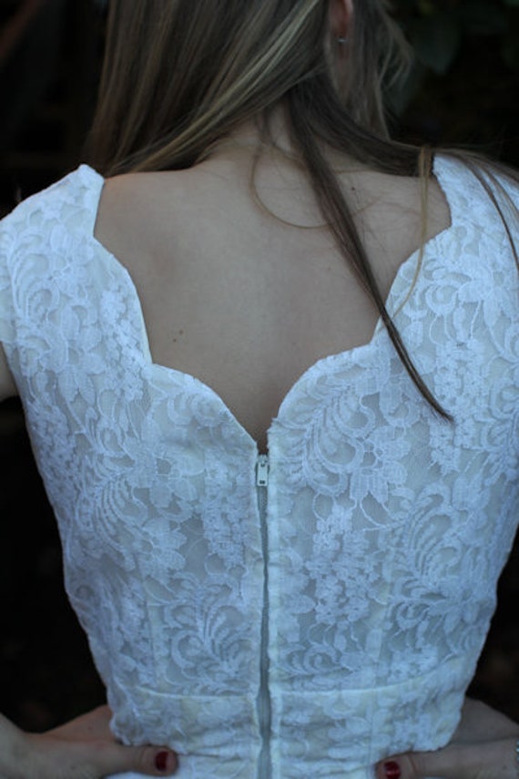 White Solid V-neck 1950s Dress with Lace