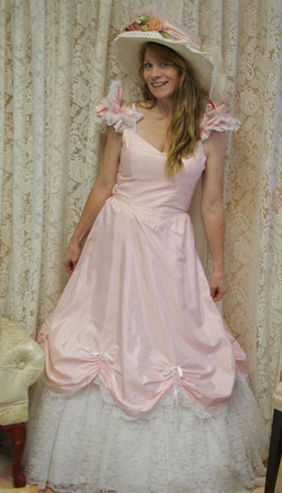 Menyasszonyi hagyományok Blog - Esküvői hagyományok esküvői és buli ruházat  | 1980s wedding dress, Wedding dresses 80s, Bridal gowns