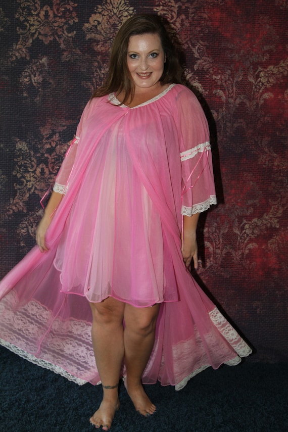 1960's Miss Elaine Peignoir Set in Hot Pink